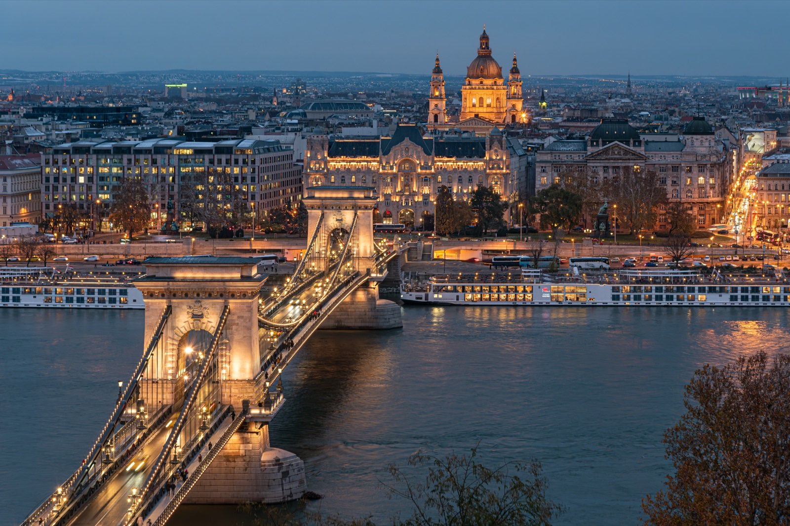 A Lánchíd és a Szent István-bazilika kék órában, Budapest
