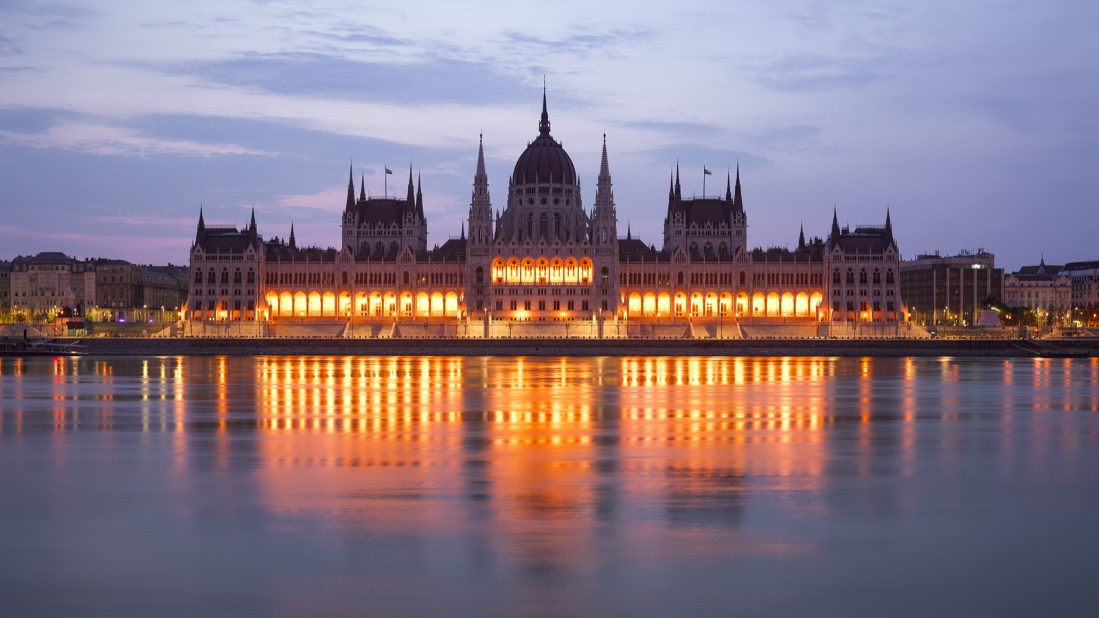 Az Országház alkonyatkor a Dunáról, Budapest