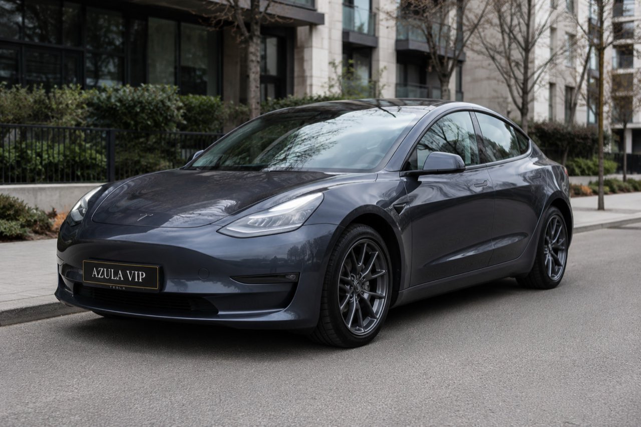Tesla Model 3 az Azula flottából — Standard kategória